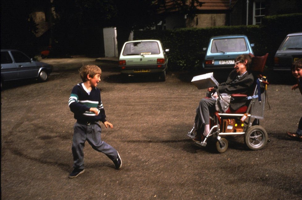 Stephen Hawking na snímku z roku 1987 se svým tehdy 8letým synem Timmym