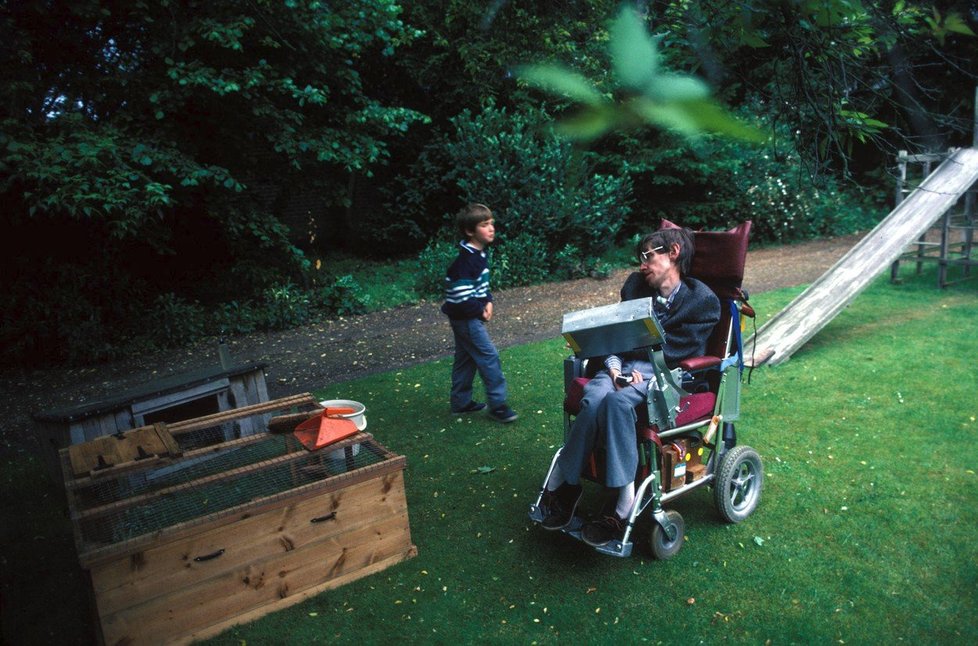 Stephen Hawking na snímku z roku 1987 se svým tehdy 8letým synem Timmym