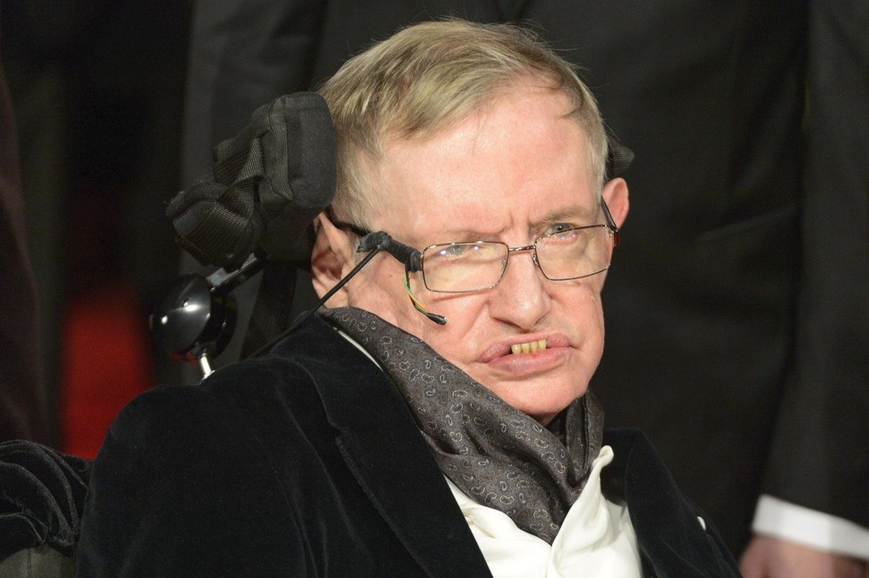 Nejdéle s nemocí přežil světoznámý astrofyzik Stephen Hawking. Doktoři mu nemoc diagnostikovali v 21 letech, nakonec se dožil důstojných 76 let