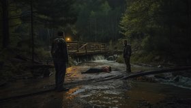 „Co to, kurva…?!“ vyjekl Butch a běžel na most. Utíkal jsem za ním. Nelíbilo se mi, že tam budeme tři najednou, navíc tak blízko, ale nemohli jsme ji tam nechat ležet v bezvědomí, možná dokonce mrtvou.