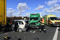 Nehoda dvou aut a kamionu u Hradce: Jeden mrtvý a 5 zraněných