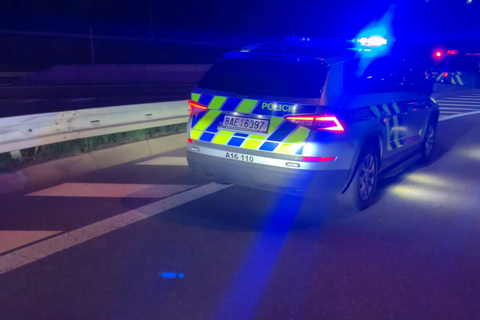 Řidič zkolaboval za volantem. Na Štěrboholské spojce ho oživovali svědci společně s policisty.