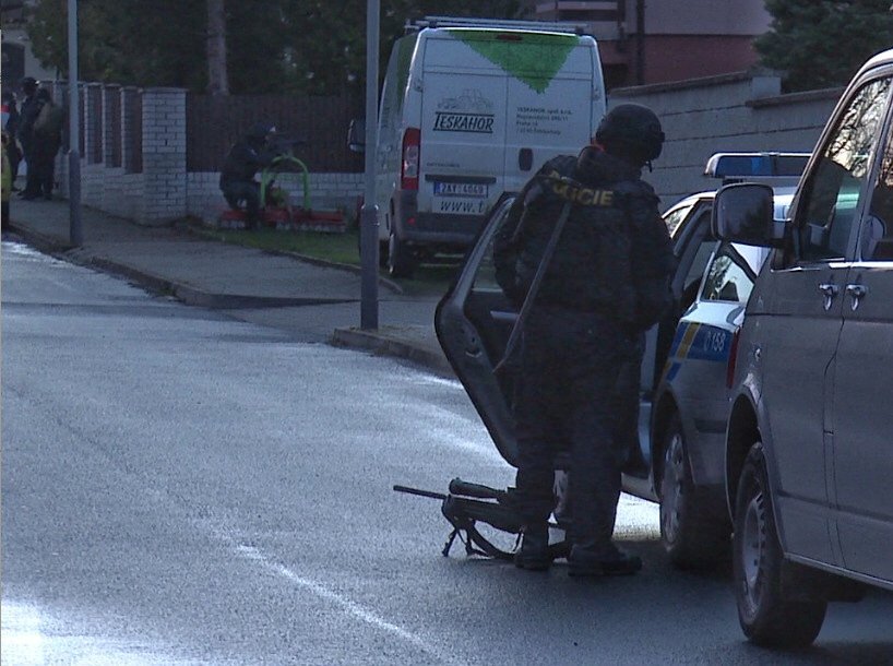 Policie v Štěrboholích zadržela zabarikádovaného ozbrojeného muže.