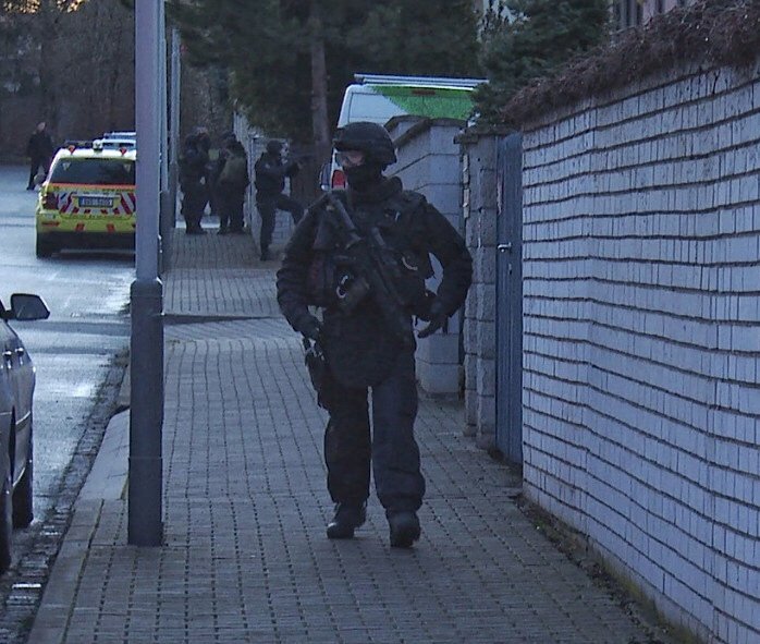 Policie v Štěrboholích zadržela zabarikádovaného ozbrojeného muže.