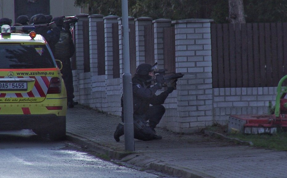 Policie v Štěrboholích zadržela zabarikádovaného ozbrojeného muže.