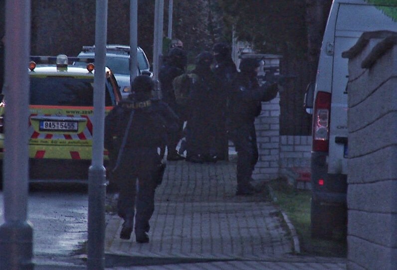 Policie v Štěrboholích zadržela zabarikádovaného ozbrojeného muže.