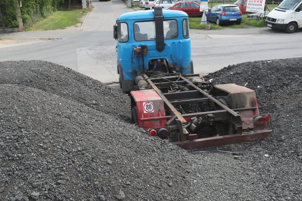 Ve Vysočanech zasypali auta štěrkem.