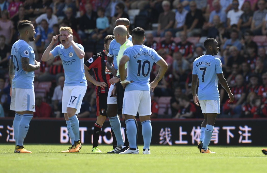 Záložník Manchesteru City Raheem Sterling rozhodl zápas v Bournemouthu, pak byl ale vyloučen za oslavu