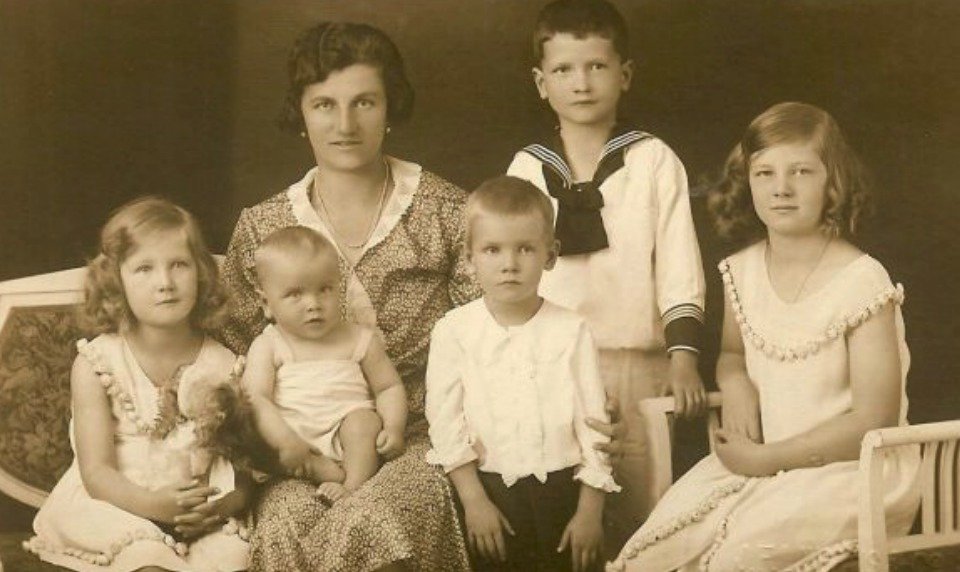 Zdeněk Sternberk (druhý zprava) s matkou a sourozenci