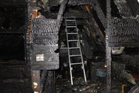 Tragický požár chaty ve Šternberku: Uvnitř našli tělo muže (†39)!