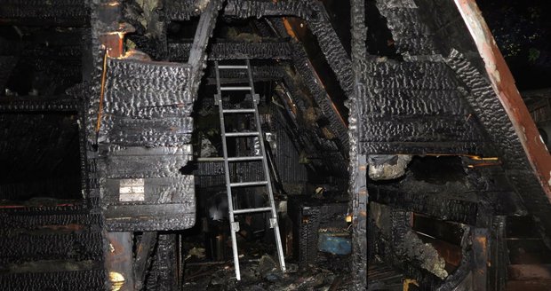 Tragický požár chaty ve Šternberku: Uvnitř našli tělo muže (†39)!