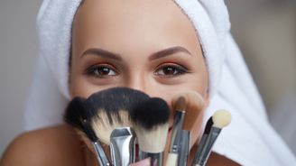 Jak správně vyčistit kosmetické štětce? Stačí vám k tomu odličovač nebo jemný šampon!