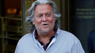 Trumpův exporadce Bannon vyzýval na twitteru k vraždám. Sociální síť jeho účet smazala