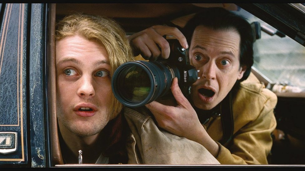 Steve Buscemi a Michael Pitt ve filmu Opilí slávou (Delirious)