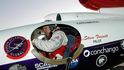 Steve Fossett v těsném kokpitu speciálního letadla GlobalFlyer, s nímž obletěl svět nonstop
