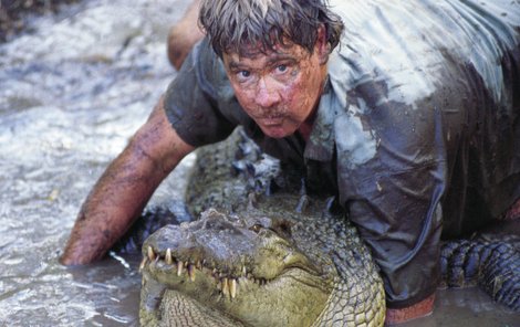 Takhle znat Irwina celý svět. Zabláceného, ležícího na obrovském krokodýlovi, kterého právě přepral vlastníma rukama.