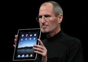 Jobs s prvním iPadem, který světu představil 27. ledna 2010