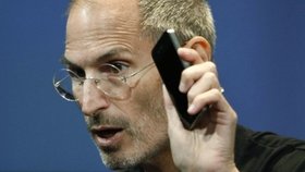 Šéf Applu Steve Jobs nabídl jako řešení špatného signálu nového iPhonu 4 bezplatně plastové pouzdro.