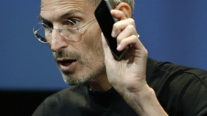 Šéf Applu Steve Jobs nabídl jako řešení špatného signálu nového iPhonu 4 bezplatně plastové pouzdro.