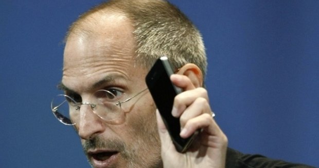 Šéf Applu Steve Jobs nabídl jako řešení špatného signálu nového iPhonu 4 bezplatně plastové pouzdro.