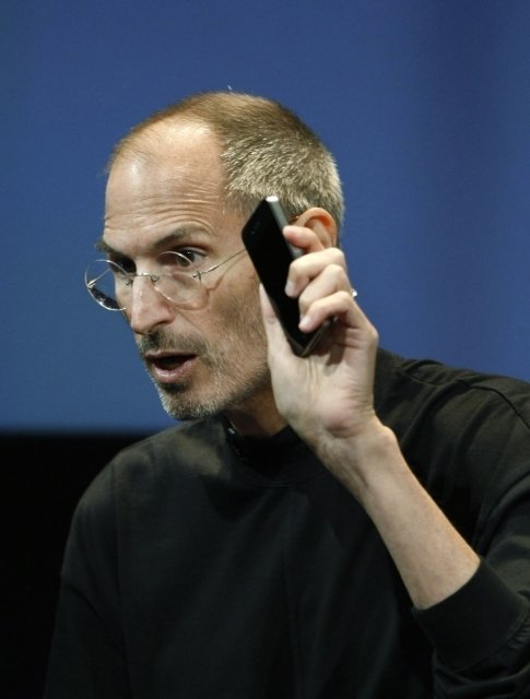 Šéf Applu Steve Jobs nabídl jako řešení špatného signálu nového iPhonu 4 bezplatně plastové pouzdro.