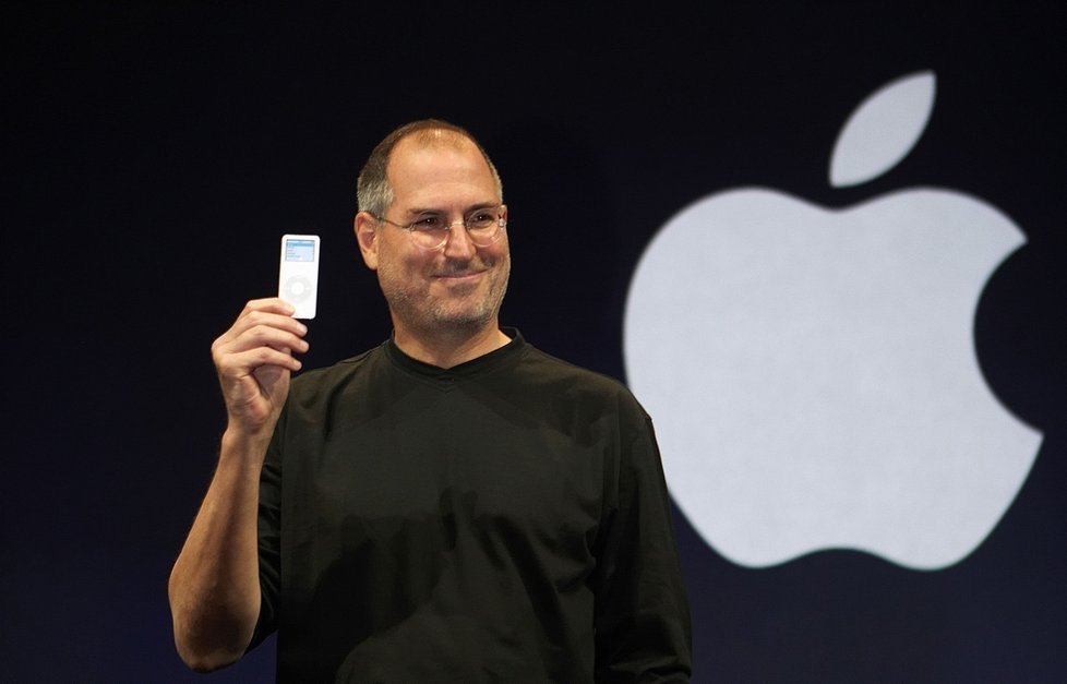 Steve Jobs s iPodem, na kterém doma hudbu neposlouchal