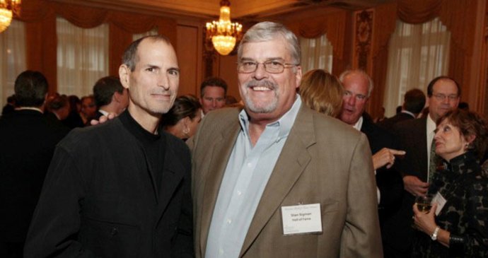 Steve Jobs na večeři u Baracka Obamy. Podle amerického týdeníku National Enquirer mu zbývá 6 týdnů života