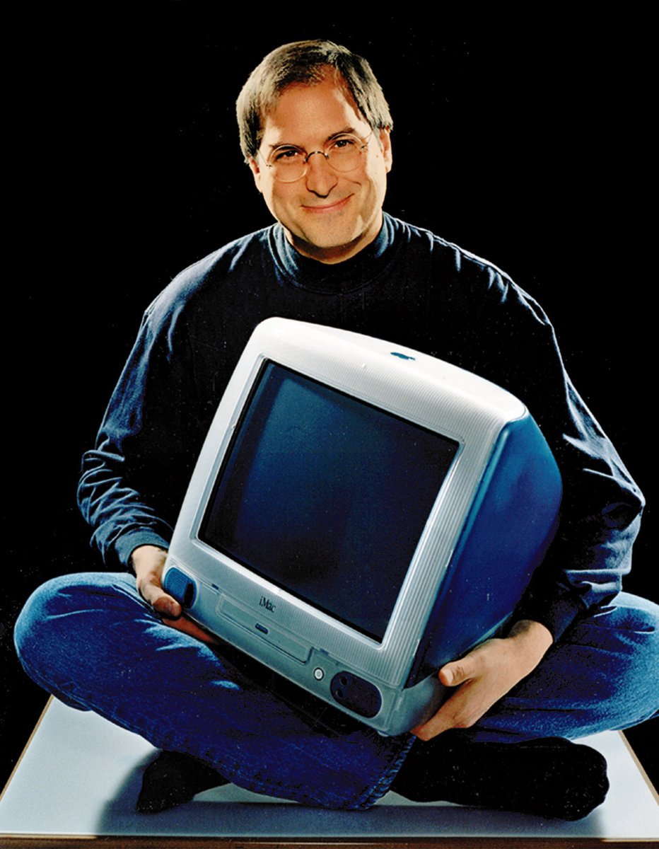 Fotka z roku 1998, Steve drží v náručí první iMac.