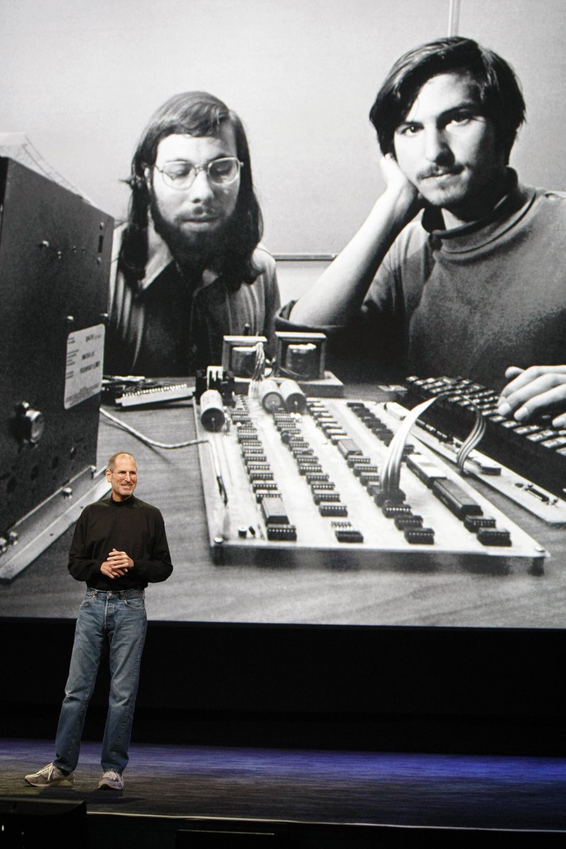 Steve stojí před archivní fotografií jeho samotného a jeho kolegy Steva Wozniaka