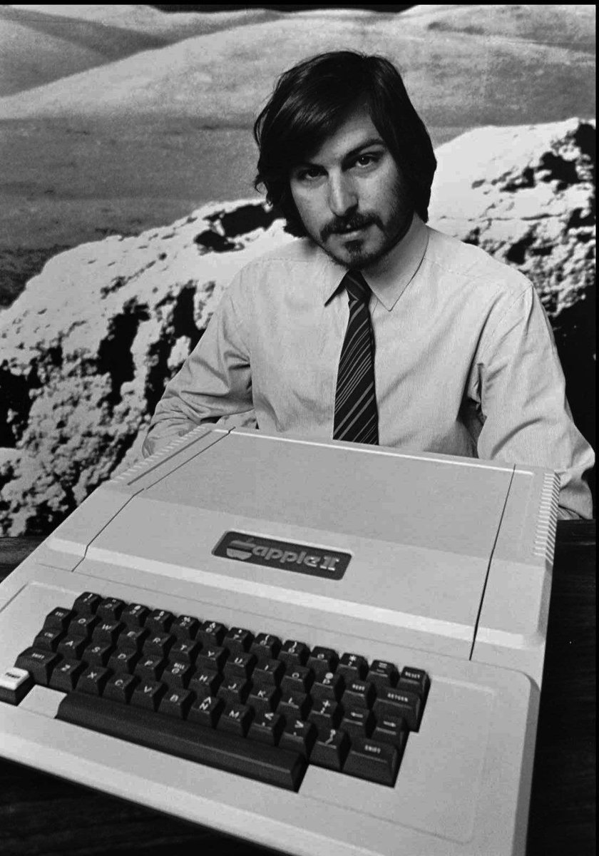 V roce 1977 Steve představil počítač Apple II.