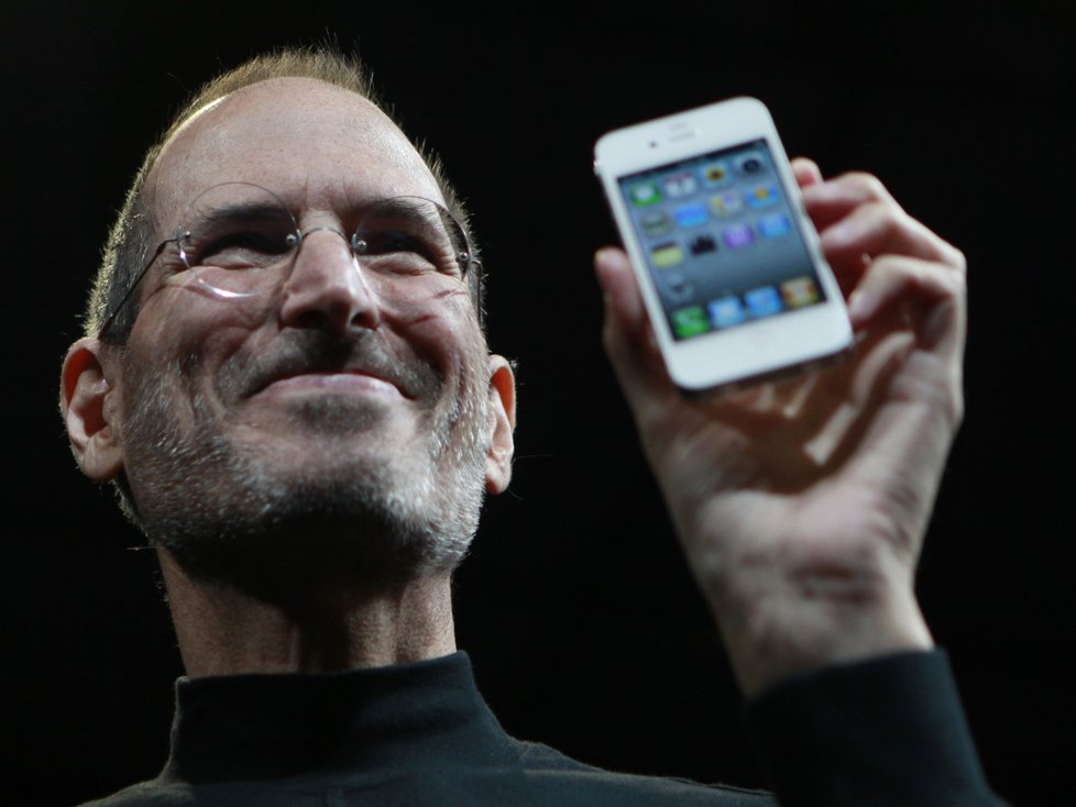 Současnost - Steve Jobs ukazuje iPhone 4 v bílé variantě