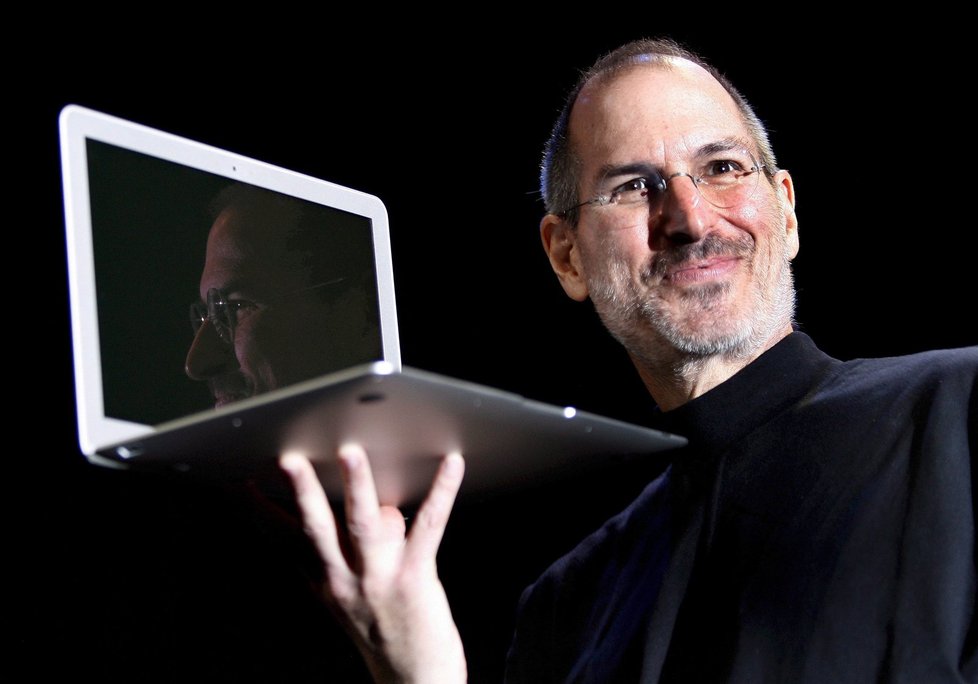 Steve Jobs hrdě drží tenoučký MacBook Air