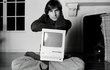 Steve Jobs nosil černé roláky již od brzkých začátků své kariéry. 