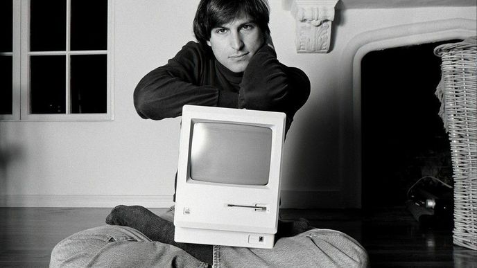 Steve Jobs nosil černé roláky již od brzkých začátků své kariéry.