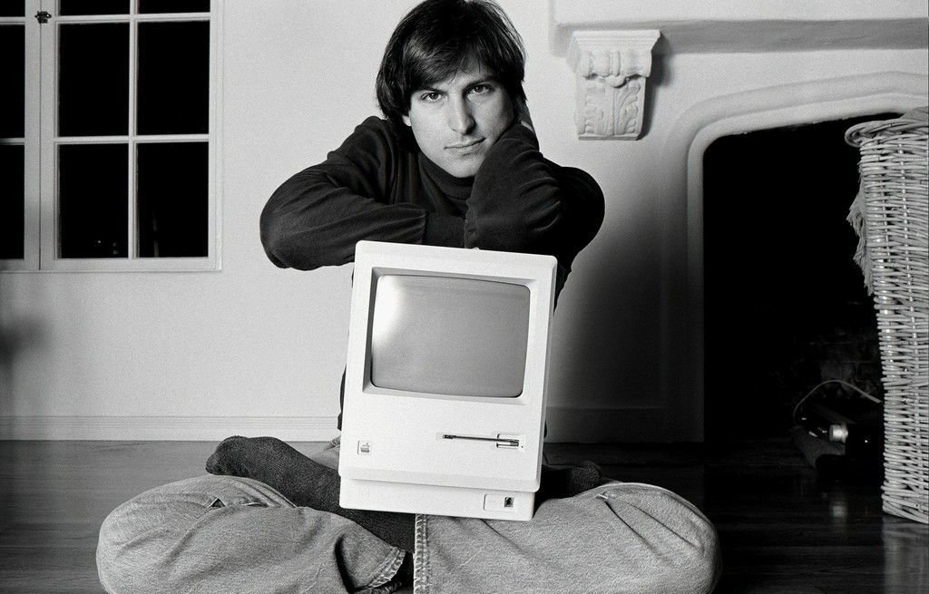 Steve Jobs nosil černé roláky již od brzkých začátků své kariéry. 