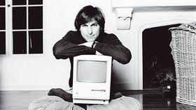 Steve Jobs s prvním modelek Macintosh 128K
