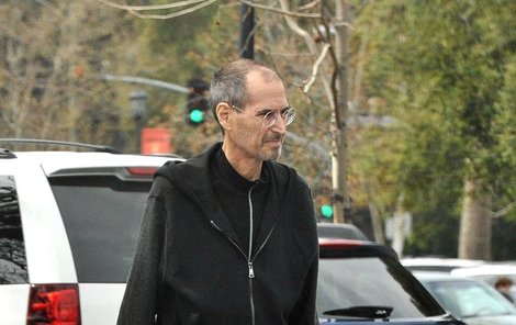 Steve Jobs je na první pohled těžce nemocný muž.