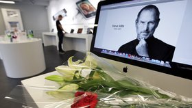 Stevu Jobsovi pokládají květiny i v obchodech