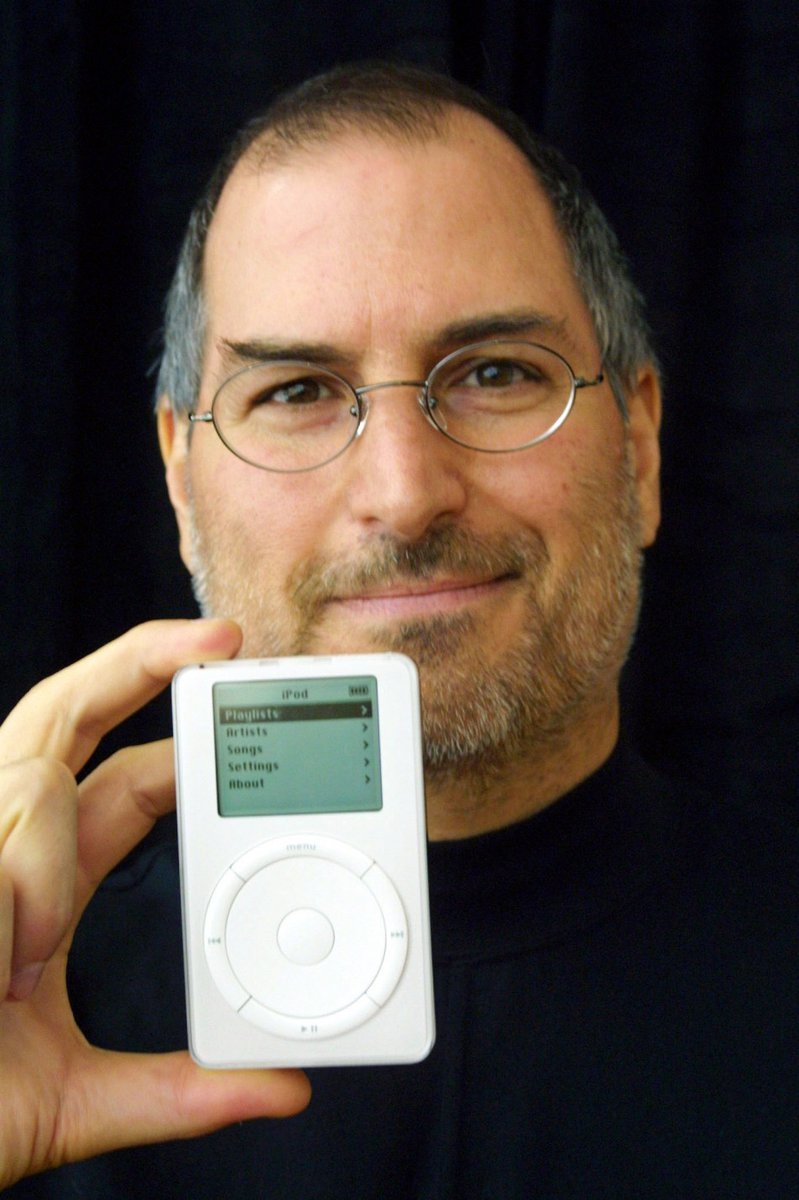 2001 - Jobs představuje přehrávač iPod.