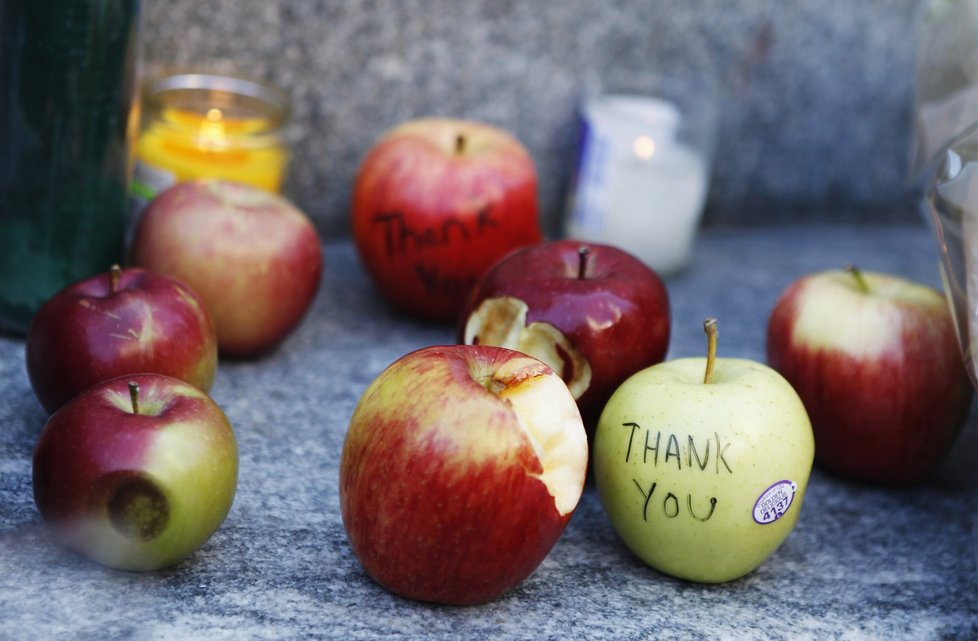 Jablka se válí všude před obchody Apple