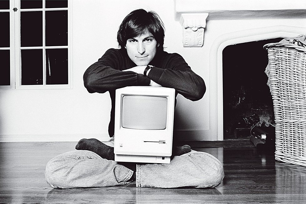 Steve Jobs s prvním modelem Macintosh 128K