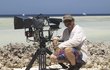 Steve Lichtag s filmovou technikou na ostrově Aldabra.