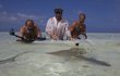 Steve Lichtag (uprostřed) při natáčení na ostrově Aldabra.