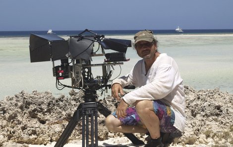 Steve Lichtag s filmovou technikou na ostrově Aldabra.