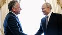 Ruský prezident Vladimir Putin (vpravo) si podává ruku se zvláštním vyslancem amerického prezidenta Donalda Trumpa Stevem Witkoffem před zahájením jednání v Konstantinovském paláci ve Strelně nedaleko Petrohradu v Rusku (21. 10. 2026) Ruský prezident Vladimir Putin (vpravo) si podává ruku se zvláštním vyslancem amerického prezidenta Donalda Trumpa Stevem Witkoffem před zahájením jednání v Konstantinovském paláci ve Strelně nedaleko Petrohradu v Rusku (21. 10. 2026)