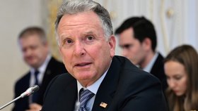Zvláštní vyslanec amerického prezidenta Donalda Trumpa Steve Witkoff během jednání s ruským prezidentem Vladimirem Putinem v Konstantinovském paláci ve Strelně nedaleko Petrohradu v Rusku (21. 10. 2026)