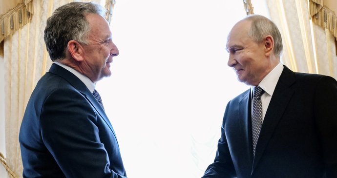 Ruský prezident Vladimir Putin (vpravo) si podává ruku se zvláštním vyslancem amerického prezidenta Donalda Trumpa Stevem Witkoffem před zahájením jednání v Konstantinovském paláci ve Strelně nedaleko Petrohradu v Rusku (21. 10. 2026).