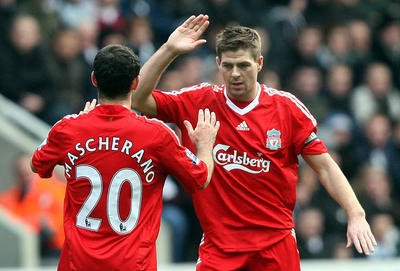 Steven Gerrard so spoluhráčom z Liverpoolu Javierom Mascheranom.