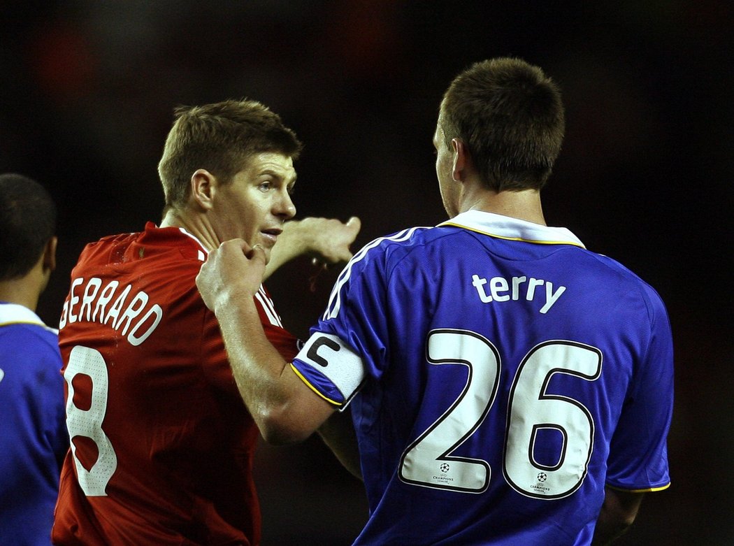 Steven Gerrard (vľavo) s protivníkom z Chelsea a spoluhráčom v anglickej reprezentácii Johnom Terrym.