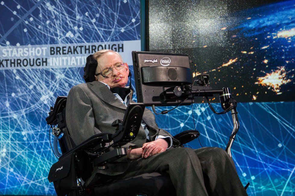 Steven Hawking byl nejslavnějším teoretickým fyzikem. Kvůli nemoci ALS měl zemřít, postup choroby se ale zastavil, když byl téměř celý paralyzován. K mluvení používal zvukový syntetizátor.